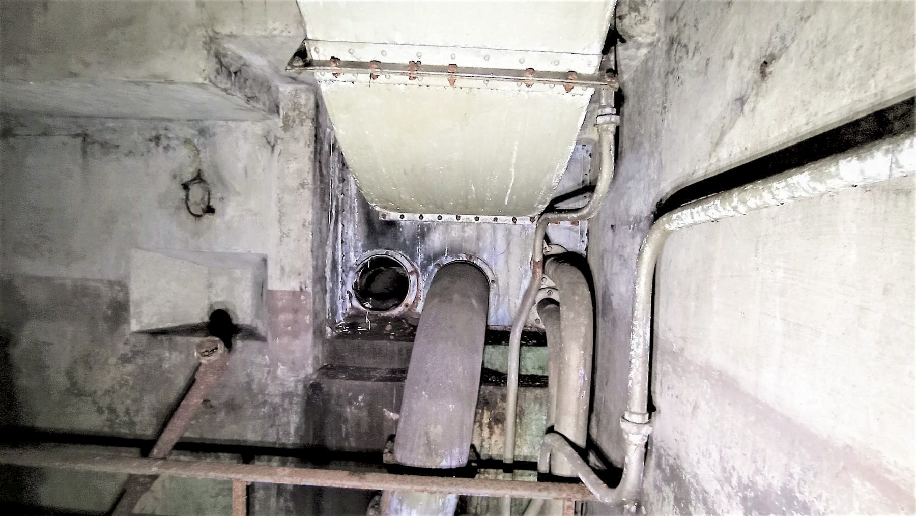 Ligne Maginot - PETIT REDERCHING - (Abri) - Tuyaux d'évacuation des gaz d'échappements de l'usine et, en haut, conduit aéraulique de la prise d'air du coffre central