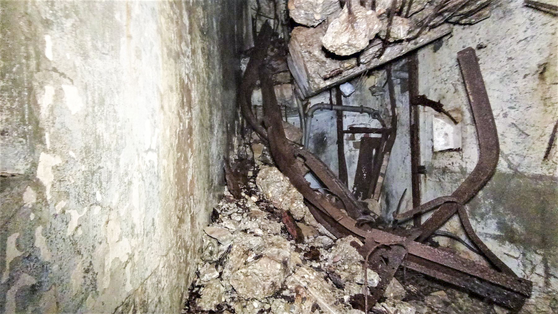 Ligne Maginot - HOCHWALD C6 - (Casemate d'infanterie - double) - Reste de l'accès à l'étage inférieur, les rails de translation du plancher mobile de la cloche GFM se sont retrouvés dans l'escalier