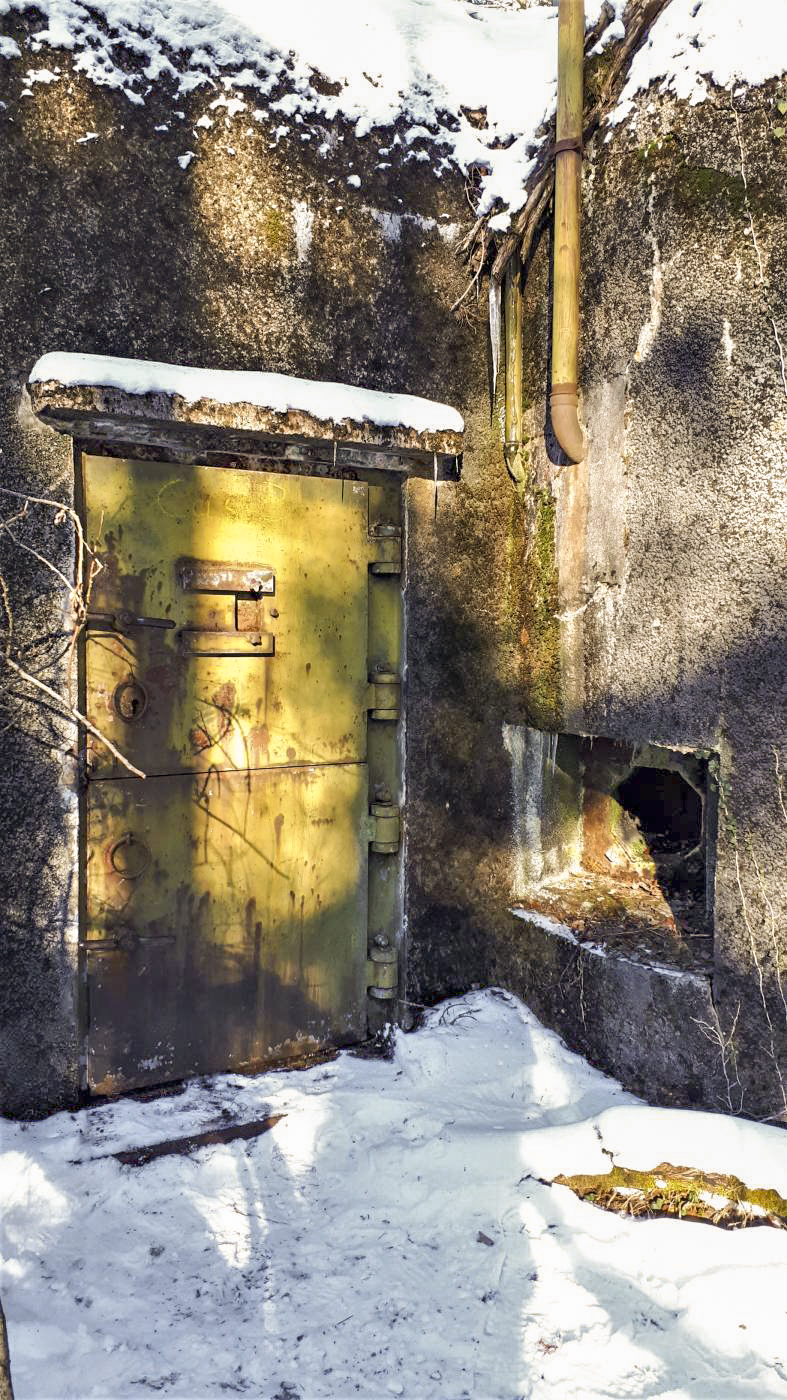 Ligne Maginot - HOCHWALD C3 - (Casemate d'infanterie - double) - L'entrée et le créneau FM de défense rapprochée, la porte blindée a été récupérée après guerre sur un ouvrage allemand du Westwall