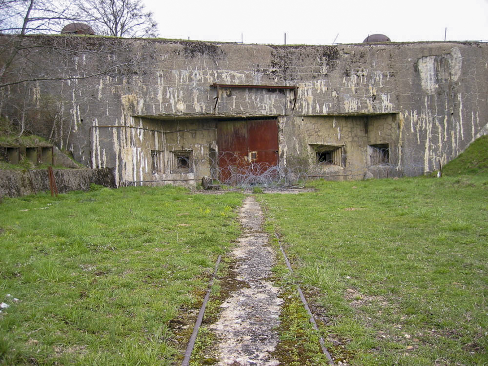 Ligne Maginot - LATIREMONT - A3 - (Ouvrage d'artillerie) - La voie de 60 mène tout droit à l'EM de l'ouvrage, dominée par deux cloches GFM