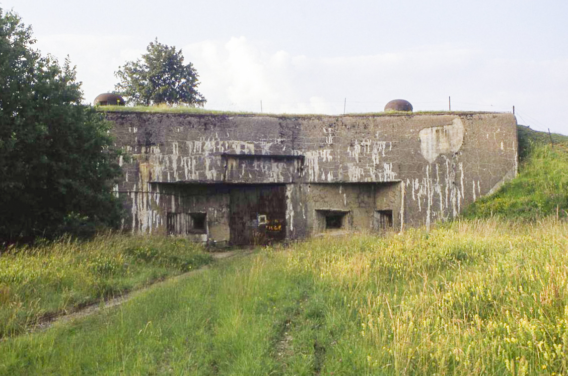 Ligne Maginot - LATIREMONT - A3 - (Ouvrage d'artillerie) - Entrée des munitions, voie de 60 bien visible