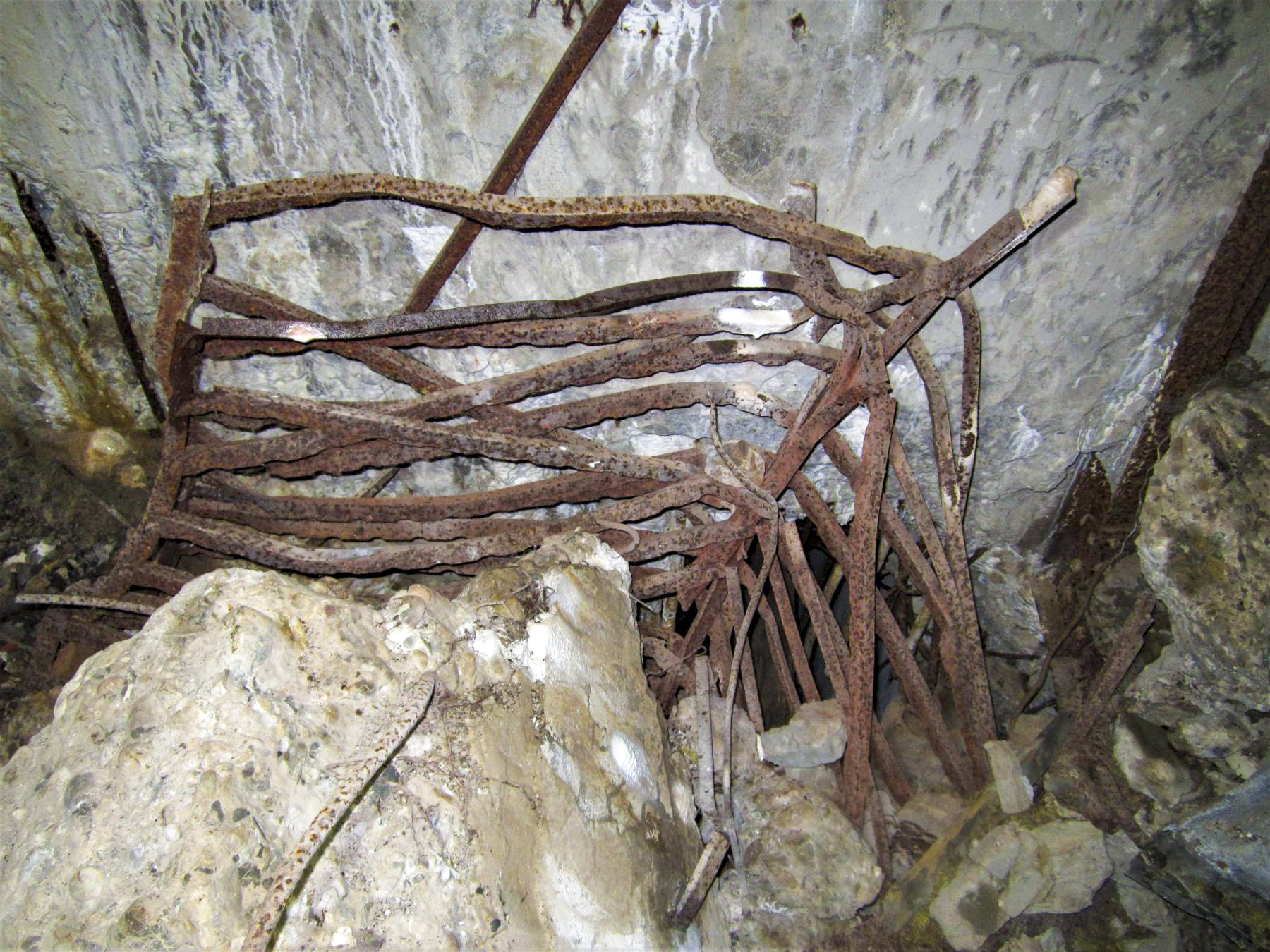 Ligne Maginot - DRACHENBRONN SUD EST - (Casemate d'infanterie) - Restes du casier à obus de 37 dans la chambre de tir