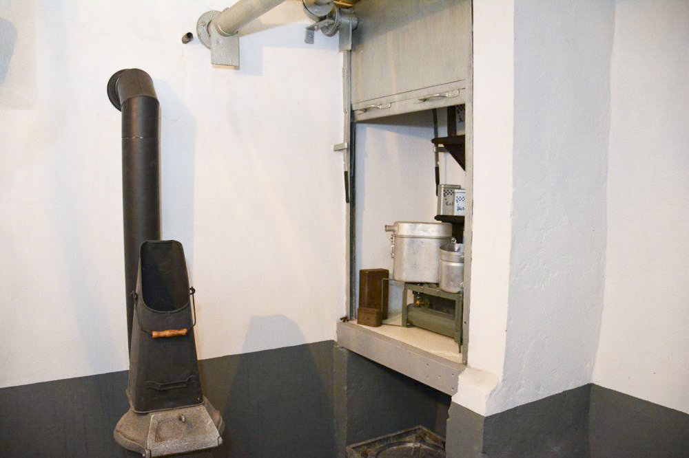 Ligne Maginot - ANCIENNE REDOUTE - (Abri) - Le coin cuisine, servant à la fois de placard et de hotte, une évacuation des vapeurs de cuisson étant située en partie haute.
