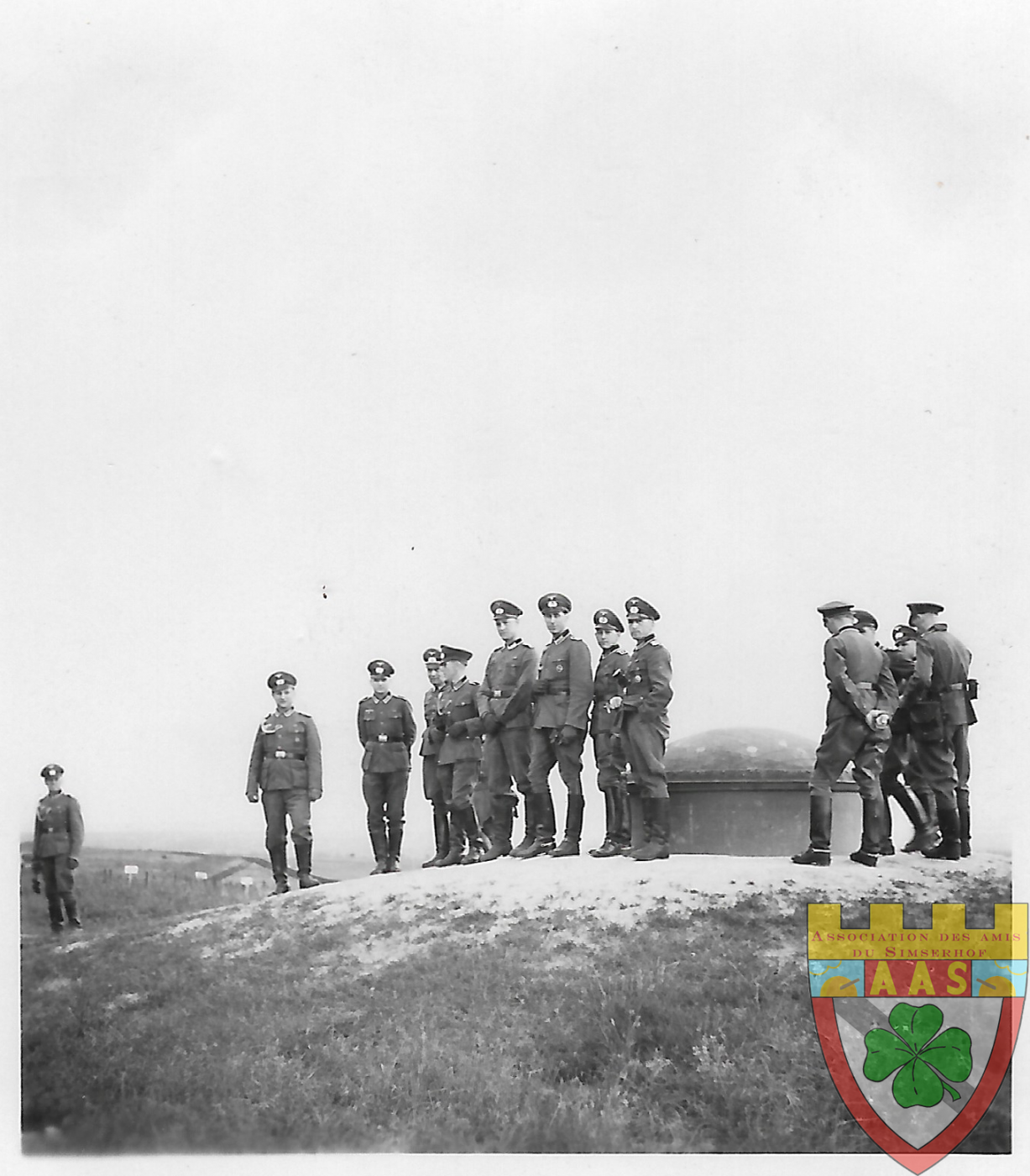 Ligne Maginot - SIMSERHOF - (Ouvrage d'artillerie) - Soldats allemands au-dessus d'un bloc de combat, à proximité d'une tourelle. 