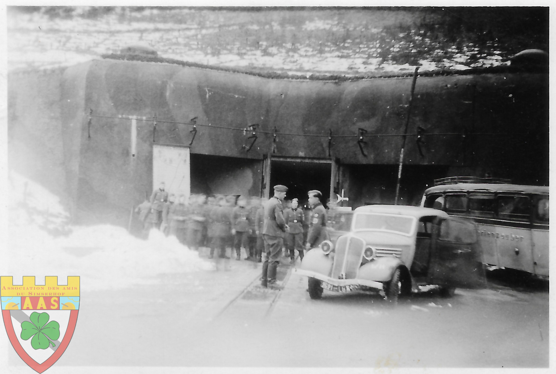 Ligne Maginot - SIMSERHOF - (Ouvrage d'artillerie) - Soldats et véhicules devant l'EM du Simserhof.