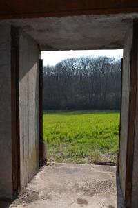Ligne Maginot - VEILLERBERG - (Blockhaus pour canon) - L'accès pour la pièce vu de l'intérieur.
Noter la double rangée de rails de fermeture