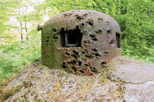 Ligne Maginot - GUNSTHAL COL EST - (Blockhaus pour arme infanterie) - La cloche GFM portant les stigmates de l'assaut allemand du 19 juin 1940