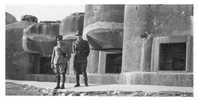 Ligne Maginot - SAINTE AGNES (SAG) - EO9 - (Ouvrage d'artillerie) - Officiers italiens devant le bloc 2  juillet 1940