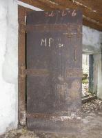 Ligne Maginot - MAIN du PRINCE 1 (Blockhaus pour canon) - La porte intérieure entre le sas d'entrée et la casemate. L'entrée pour canon est située sur la droite