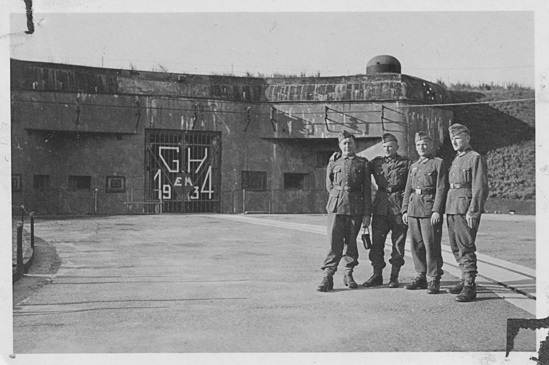 Ligne Maginot - GRAND HOHEKIRKEL - (Ouvrage d'artillerie) - Vor den Eingang des Großen Panzer-Werk Hohekirkel. Juni 1942. Bitsch