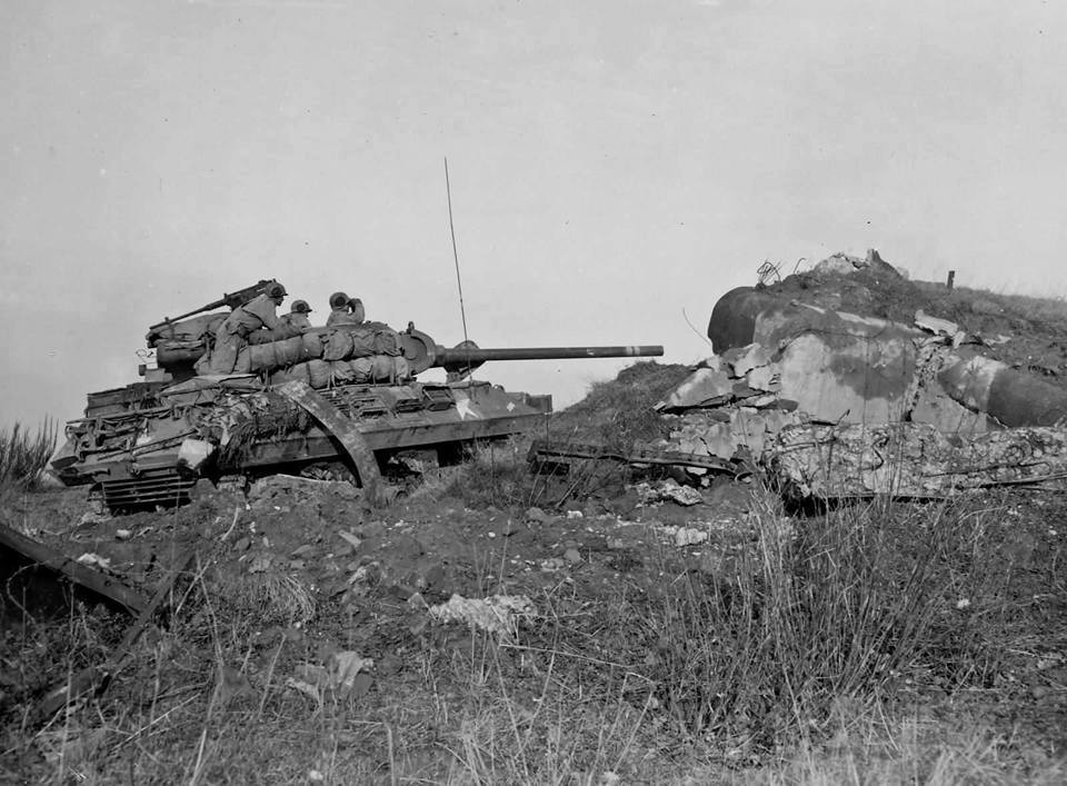 Ligne Maginot - WASENBERG 7 - (Blockhaus pour arme infanterie) - Le blockhaus détruit par les allemands. Photo prise lors du passage des américains en 1944