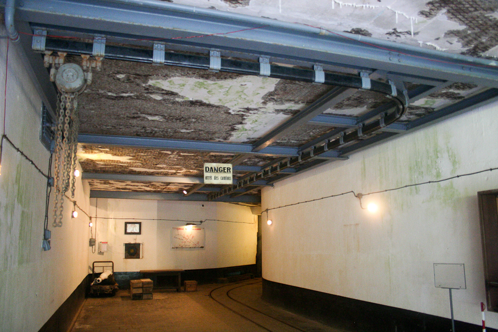 Ligne Maginot - GALGENBERG - A15 - (Ouvrage d'artillerie) - Entrée des munitions
Hall d'entrée
Noter les rails et palans qui servaient au déchargement des camions et transfert sur les wagons du réseau intérieur