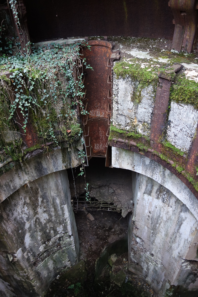 Ligne Maginot - VELOSNES - (Ouvrage d'artillerie) - Bloc 5 - Le puits béant de la tourelle 75 avec le passage d'accès à l'avant-cuirasse de la tourelle 75