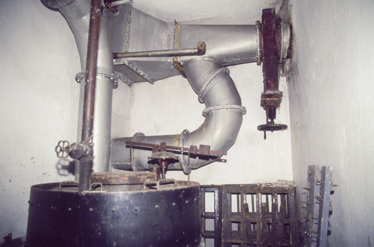 Ligne Maginot - BUCHHOLZBERG - (Abri) - En haut la batterie de chauffe alimenté par la chaudière. Une vanne sur la prise d'air extérieure et une dérivation donnant dans le couloir permet le fonctionnement en circuit fermé (recirculation de l'air intérieur dans la batterie de chauffe)
Visite fin 90 avec la BA901