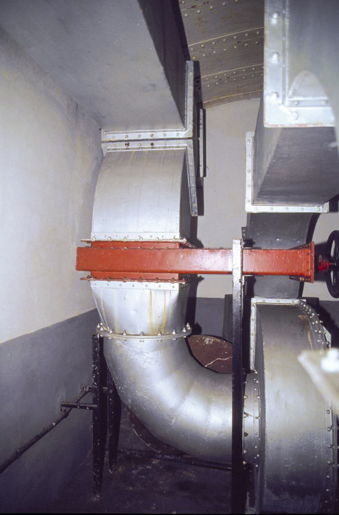 Ligne Maginot - BUCHHOLZBERG - (Abri) - Vanne air gazé permettant de couper l'alimentation en air pur et de passer par les filtres
Ouverte en régime air pur. Fermé en régime air gazé
Visite fin 90 avec la BA901