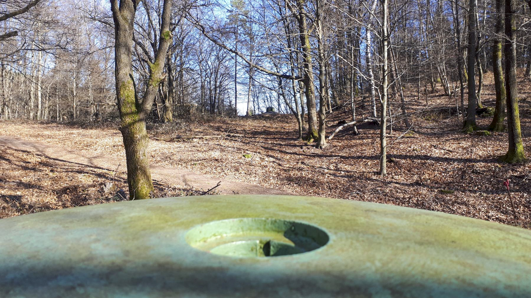 Ligne Maginot - GUNSTHAL COL OUEST - (Blockhaus pour arme infanterie) - Vue depuis la cloche GFM vers celle du blockhaus de Gunsthal Col Est. Entre les deux, le chemin du col