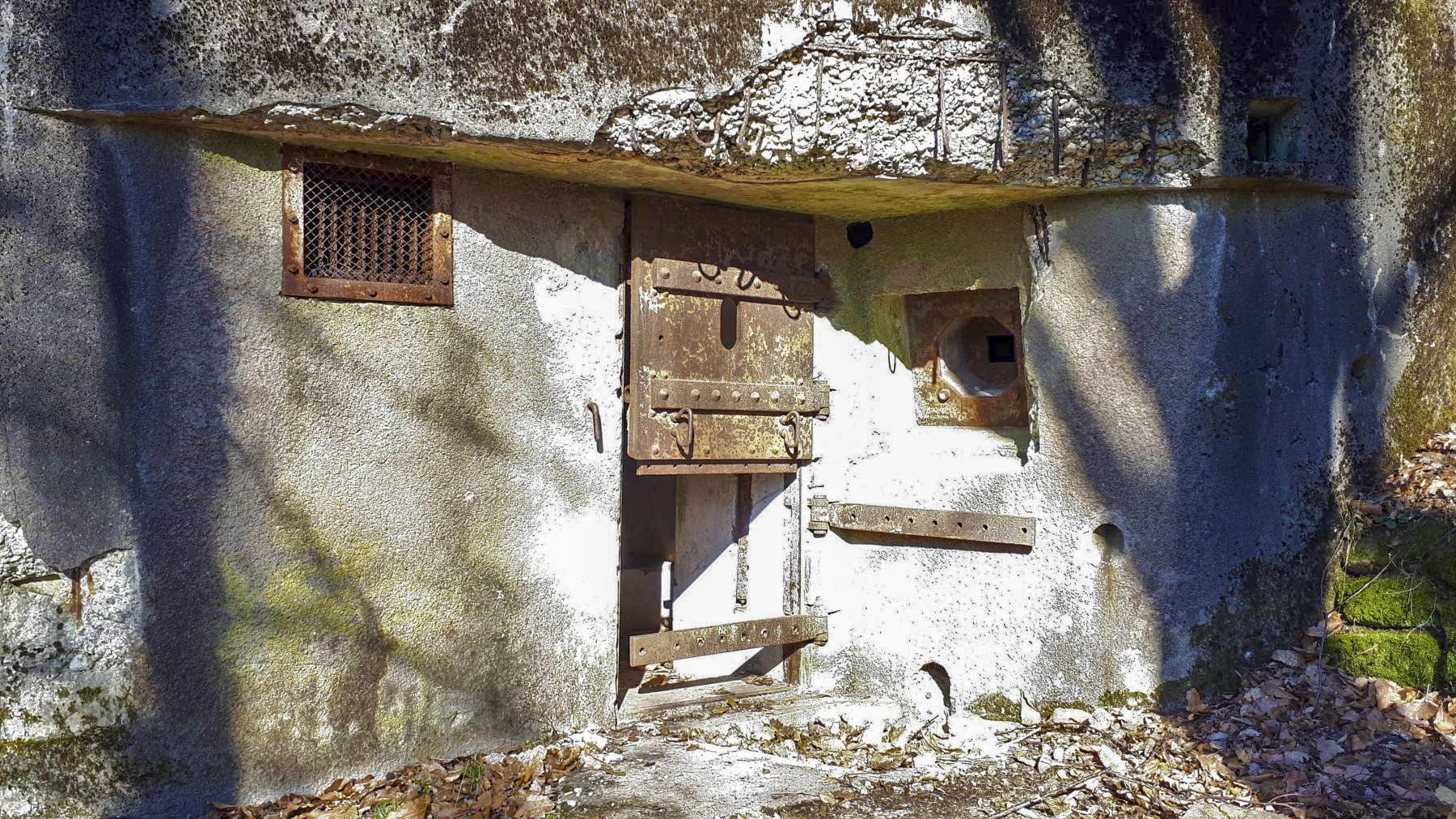 Ligne Maginot - GUNSTHAL COL OUEST - (Blockhaus pour arme infanterie) - L'entrée et le créneau FM en caponnière, noter l'inclinaison du créneau vers le bas