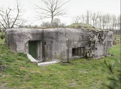 Ligne Maginot - KURTZENHOUSE NORD - (Blockhaus pour canon) - Vu de profil, le créneau FM et l'entrée.