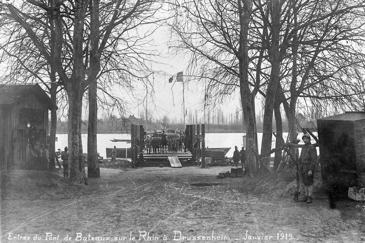 Ligne Maginot - Pont de bateaux de Drusenheim - Photo datée de 1919 montrant le pont de bateaux de Drusenheim coté français