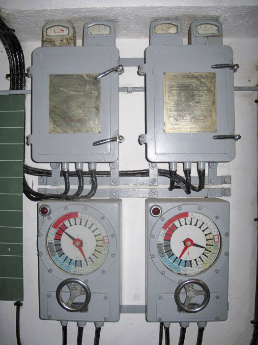 Ligne Maginot - SAINTE AGNES (SAG) - EO9 - (Ouvrage d'artillerie) - Ces deux transmetteurs Carpentier sont les appareils d'origine qui ont été remplacés dans la plupart des ouvrages après guerre par des transmetteurs de marque Saint-Chamond-Granat. 
Le coffret situé sur au dessus est une alimentation sur batterie permettant leur fonctionnement en cas de coupure du réseau électrique.