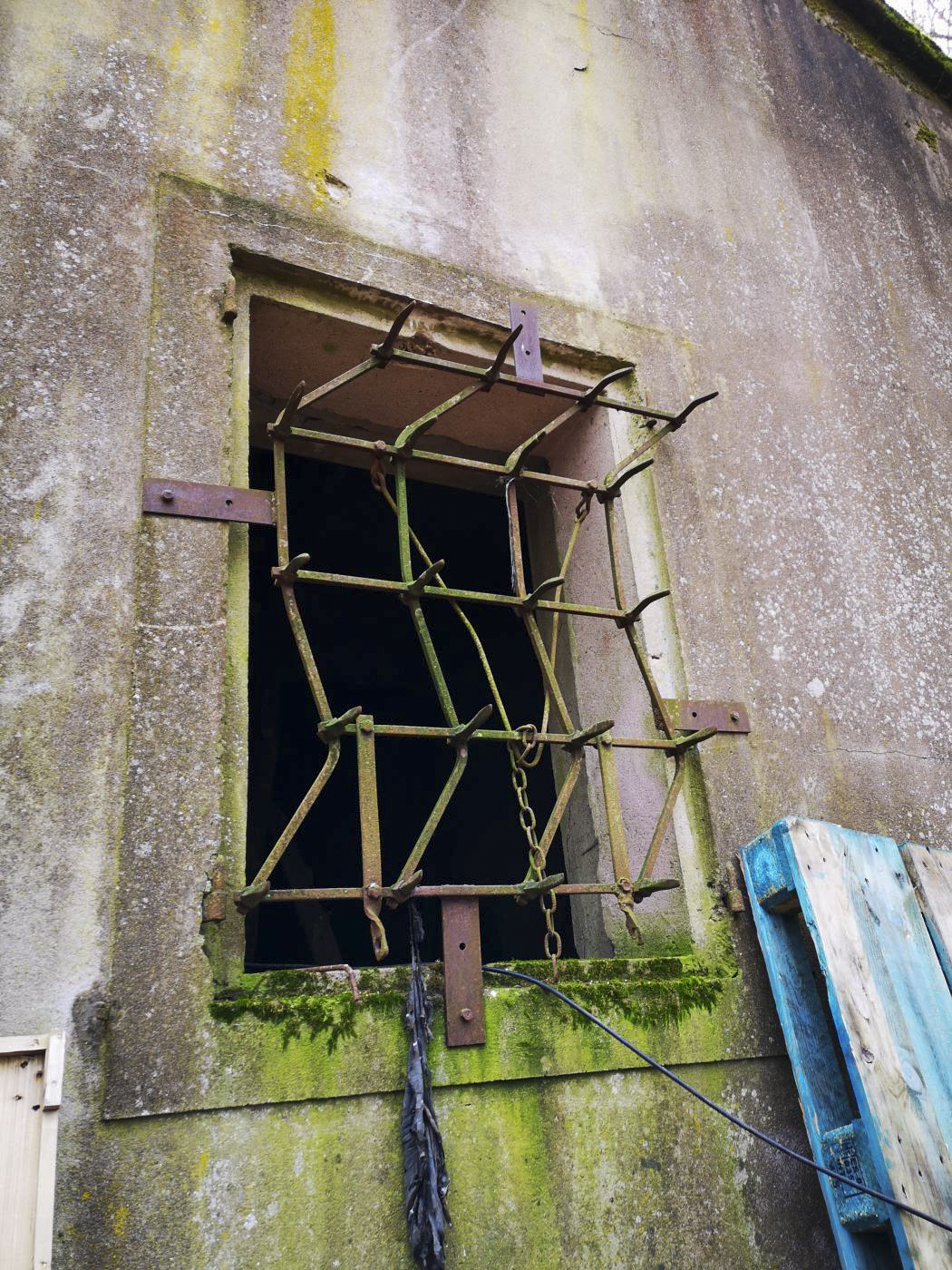 Ligne Maginot - VIRMING - (Dépôt de Munitions) - Drôle de grille de protection sur la fenêtre de l'entrepôt réutilisé