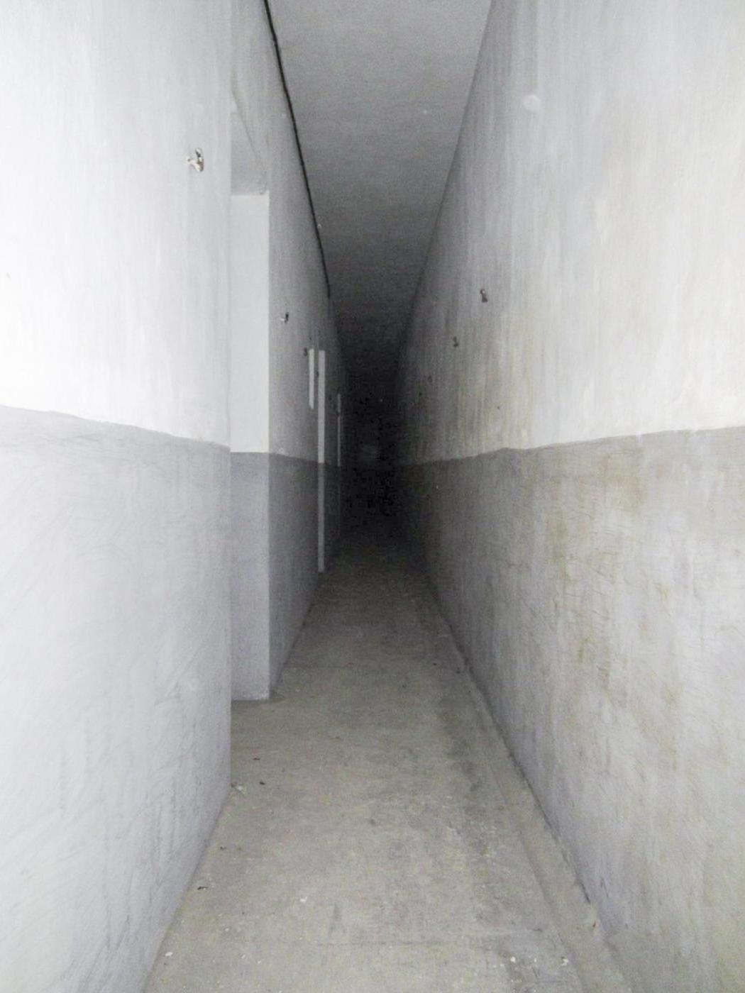 Ligne Maginot - BUCHHOLZBERG - (Abri) - Couloir arrière, à gauche entrée d'une chambre pour officiers