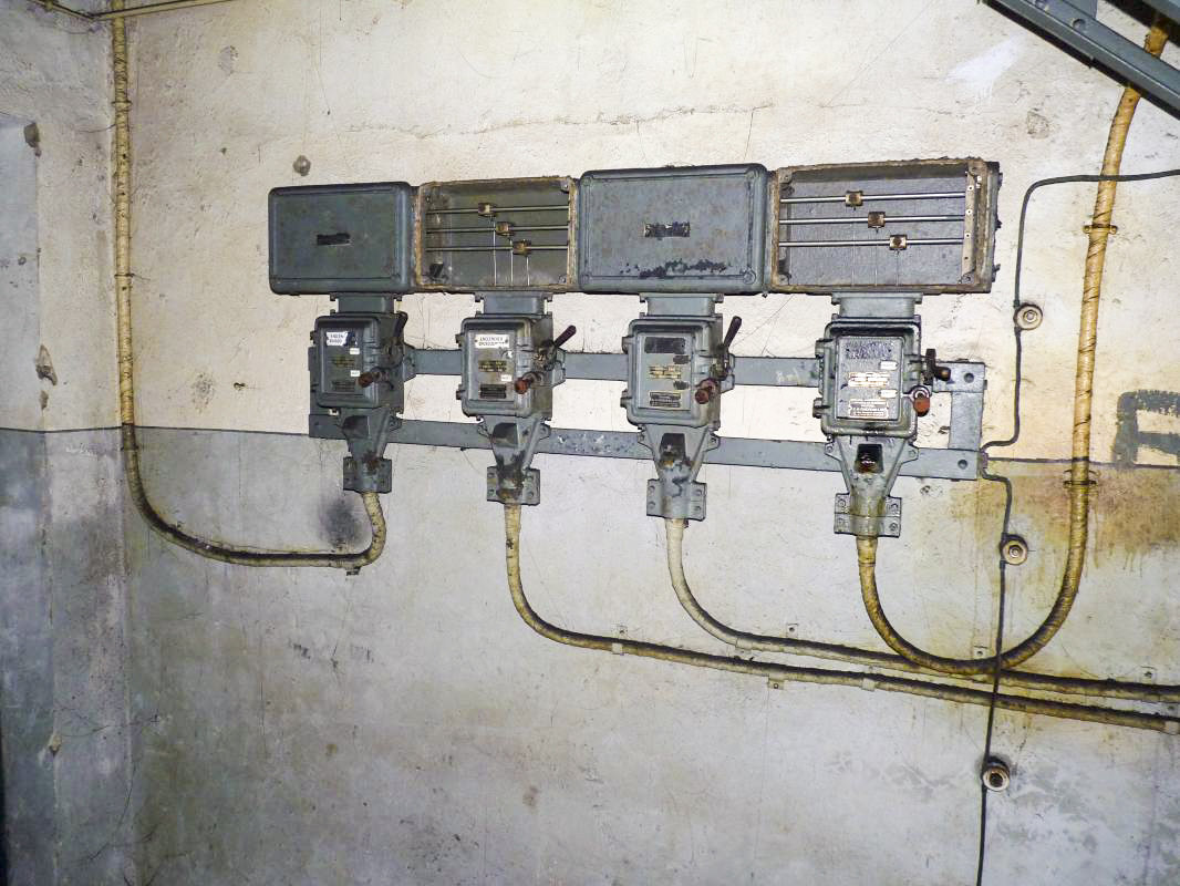 Ligne Maginot - GRAND HOHEKIRKEL - (Ouvrage d'artillerie) - Installation électrique dans le PC.
