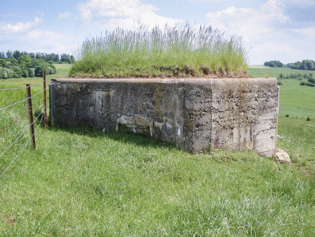 Ligne Maginot - 75BIS - POTINVAUX - (Blockhaus pour arme infanterie) - L'entrée et face droite