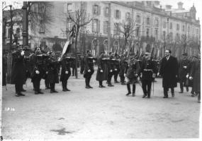 Ligne Maginot - 172° RIF - Cérémonie lors de la remise d'un fanion au Lt Col de Chomerot de Saint-André par M. Roblot, préfet du Bas-Rhin devant l'hôtel de ville de Strasbourg, place Broglie