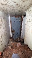 Ligne Maginot - H6 - (Chambre de coupure) - Le couloir d'accès à la chambre lui aussi partiellement remblayé avec la porte au fond  
