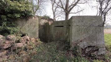 Ligne Maginot - KIRCHGRUBE SUD - (Blockhaus pour canon) - Le mur protégeant l'entrée hommes munis de deux créneaux d'observation