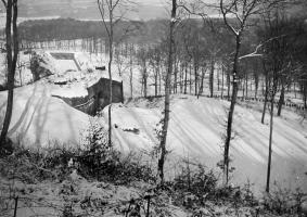 Ligne Maginot - HACKENBERG - A19 - (Ouvrage d'artillerie) - Bloc 24 au premier plan et le bloc 25 au fond pendant l'hiver 1940. Noter le réseau de rails antichars.