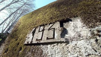 Ligne Maginot - GUNSTHAL COL EST - (Blockhaus pour arme infanterie) - Cartouche de l'année de construction. Le '2' a partiellement disparu.