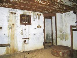 Ligne Maginot - NONNENHARDT N°3 - (Blockhaus pour arme infanterie) - Chambre de tir Ouest, avec la mitrailleuse de 13,2 sur volet de démasquage (à droite du créneau)
Au fond l'entrée des latrines