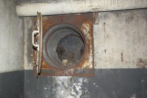 Ligne Maginot - NANCY- LAXOU - CENTRAL PROTéGé - (Central téléphonique isolé) - La porte intérieure est une porte étanche. Détail d'une des baies de ventilation
Le volet blindé placé coté extérieur et muni de deux verrous est visible au fond de la gaine.
Détail d'une des baies de ventilation