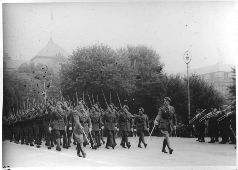 Ligne Maginot - 172° RIF - Revue du 14 juillet 38. Défilé  place de la République. 