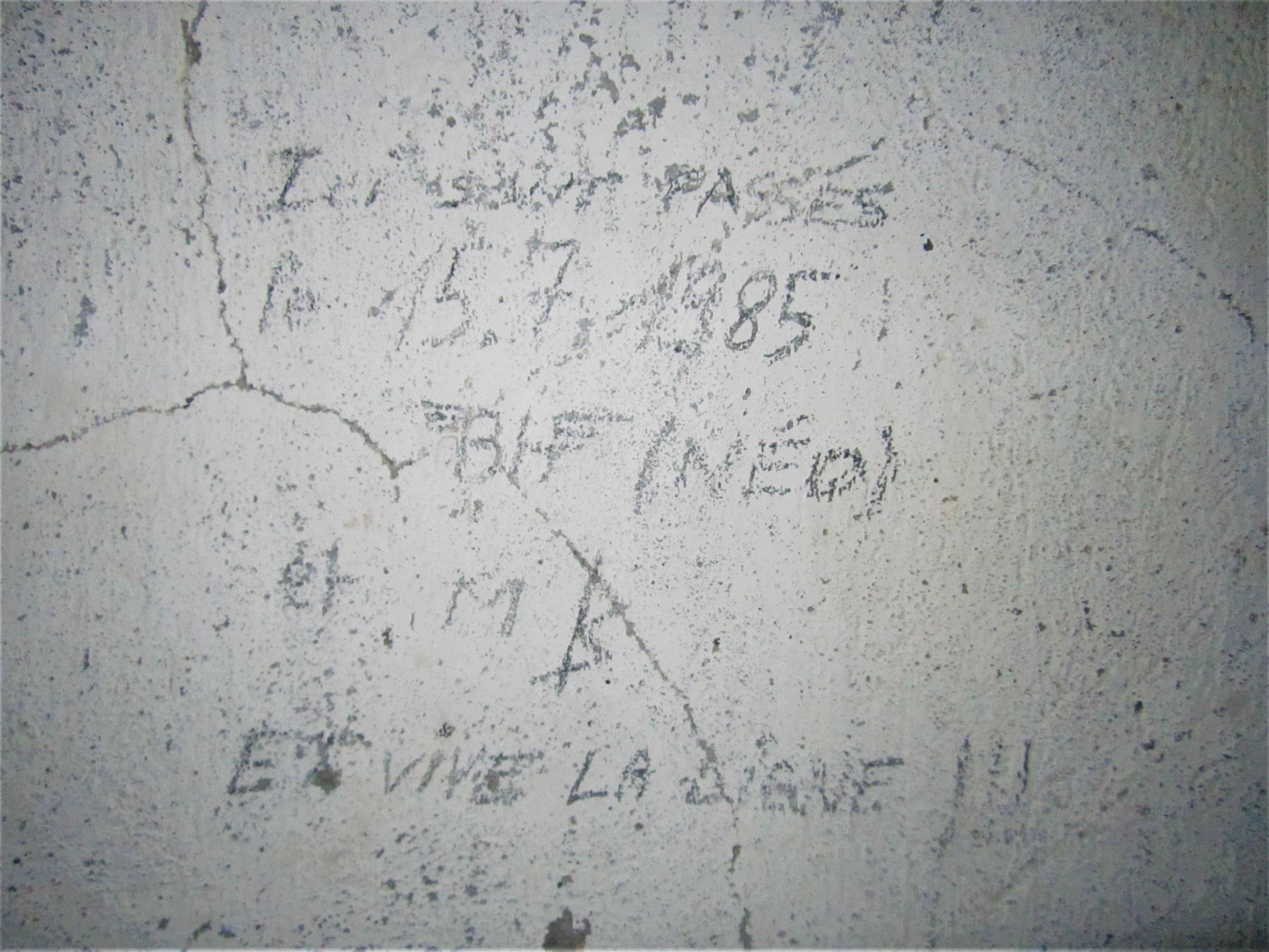Ligne Maginot - NONNENHARDT N°3 - (Blockhaus pour arme infanterie) - Un graffiti bien sympathique
...et vive la Ligne !