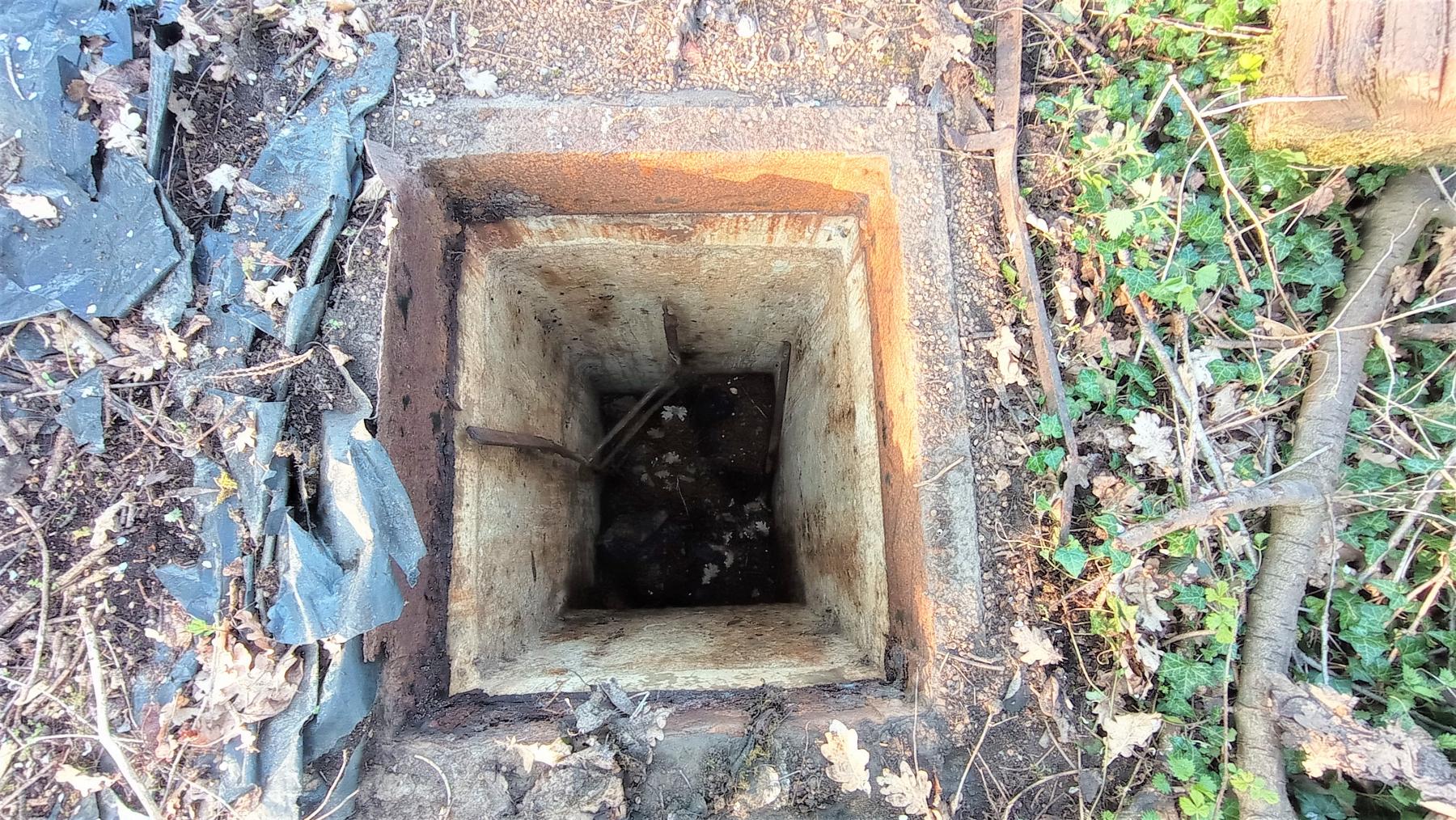 Ligne Maginot - H6 - (Chambre de coupure) - Le puits d'accès partiellement remblayé par des pavés en grès et en brique