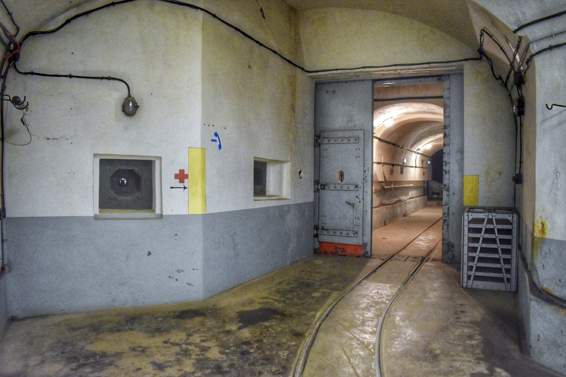 Ligne Maginot - FOUR A CHAUX - FAC - (Ouvrage d'artillerie) - Entrée munitions
Porte blindée et blockhaus de défense intérieur