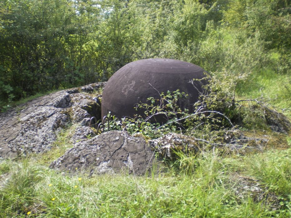 Ligne Maginot - FOUR a CHAUX - FAC (Ouvrage d'artillerie) - Bloc 1
Noter l'enfoncement des cloches dans la dalle après l'explosion du bloc