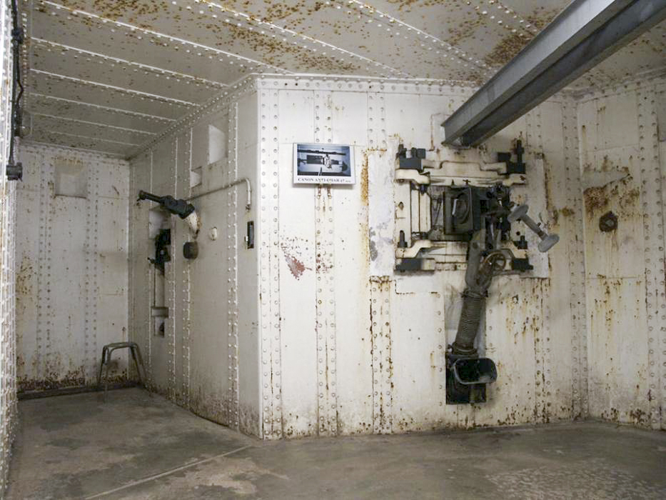 Ligne Maginot - FOUR a CHAUX - FAC (Ouvrage d'artillerie) - Entrée des hommes
Jumelage de mitrailleuses Reibel MAC 31 et bi-rail support pour le canon antichar de 47.
Sur la gauche, créneau pour fusil mitrailleur 24/29 et goulotte lance grenade