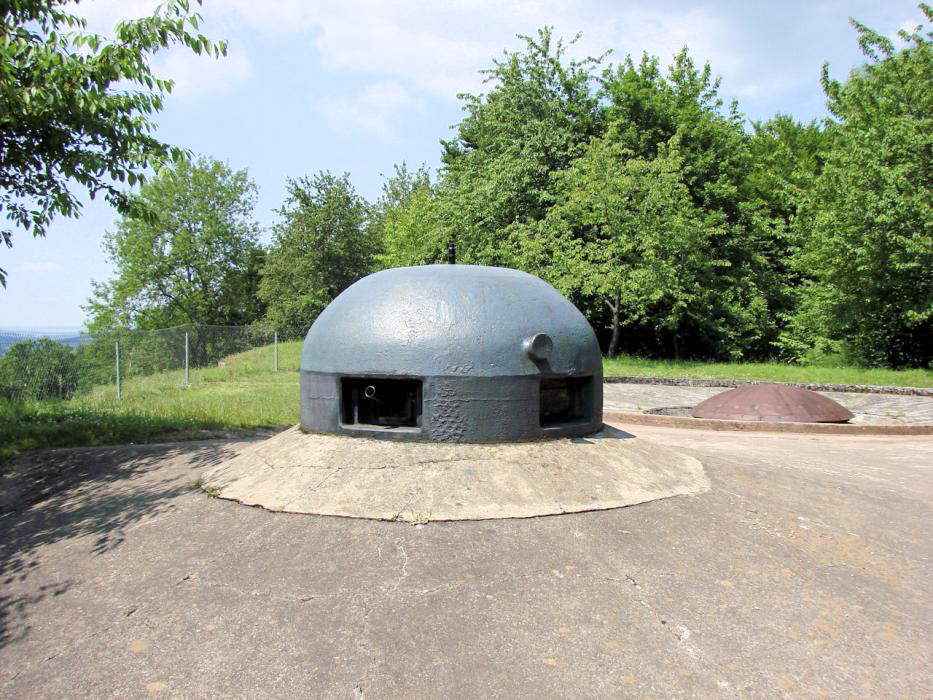 Ligne Maginot - HACKENBERG - A19 (Ouvrage d'artillerie) - Cloche GFM du bloc 9
Avec en second plan la tourelle de 135.