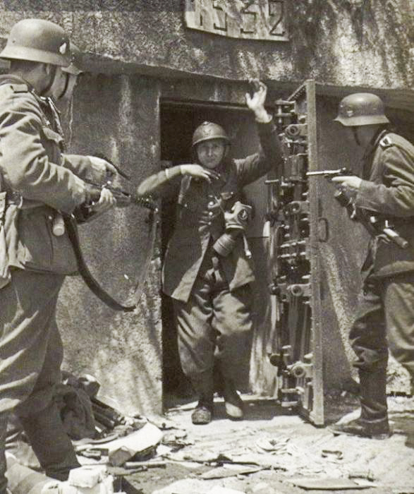 Ligne Maginot - CLAIRIERE (Blockhaus pour arme infanterie) - 'Reconstitution' allemande destinée à la propagande.
Photo parue dans le magazine Signal en juillet 1940