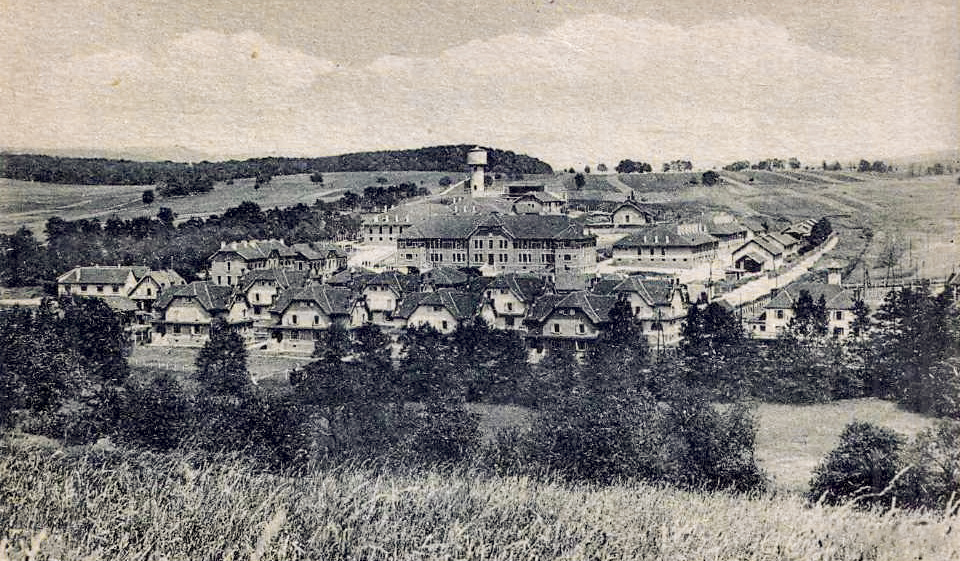 Ligne Maginot - LANGENSOULTZBACH - (Camp de sureté) - Carte postale avec la cité cadres au premier plan et le camp de sureté à l'arrière.