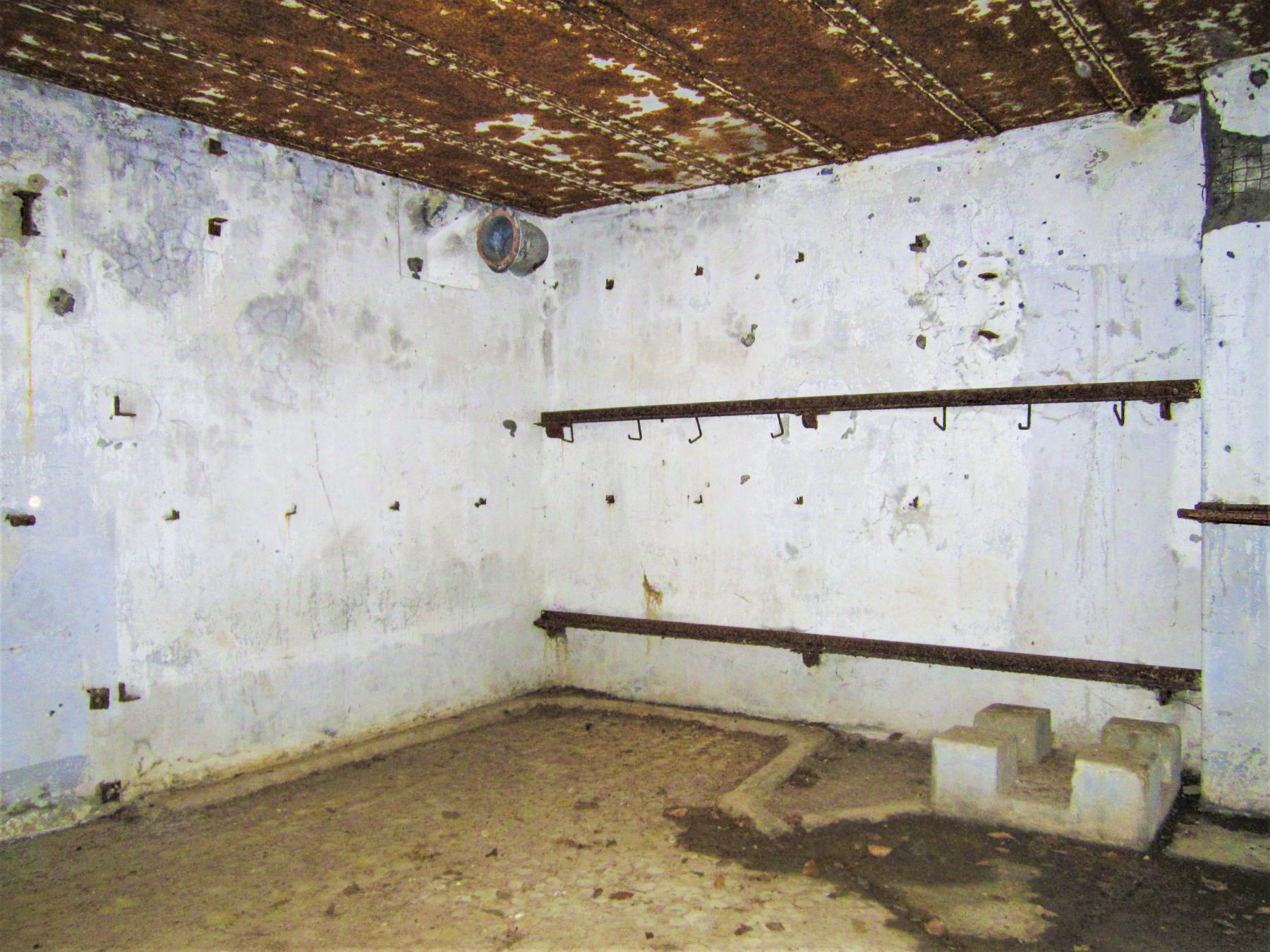 Ligne Maginot - NONNENHARDT N°3 - (Blockhaus pour arme infanterie) - Chambre de tir Est 
Emplacement des lits de l'équipage