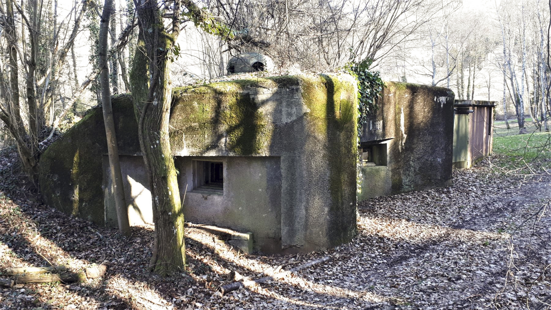 Ligne Maginot - NAGELSTHAL - (Blockhaus pour arme infanterie) - Vue sur la chambre de tir sud, à droite le créneau FM défendant l'entrée