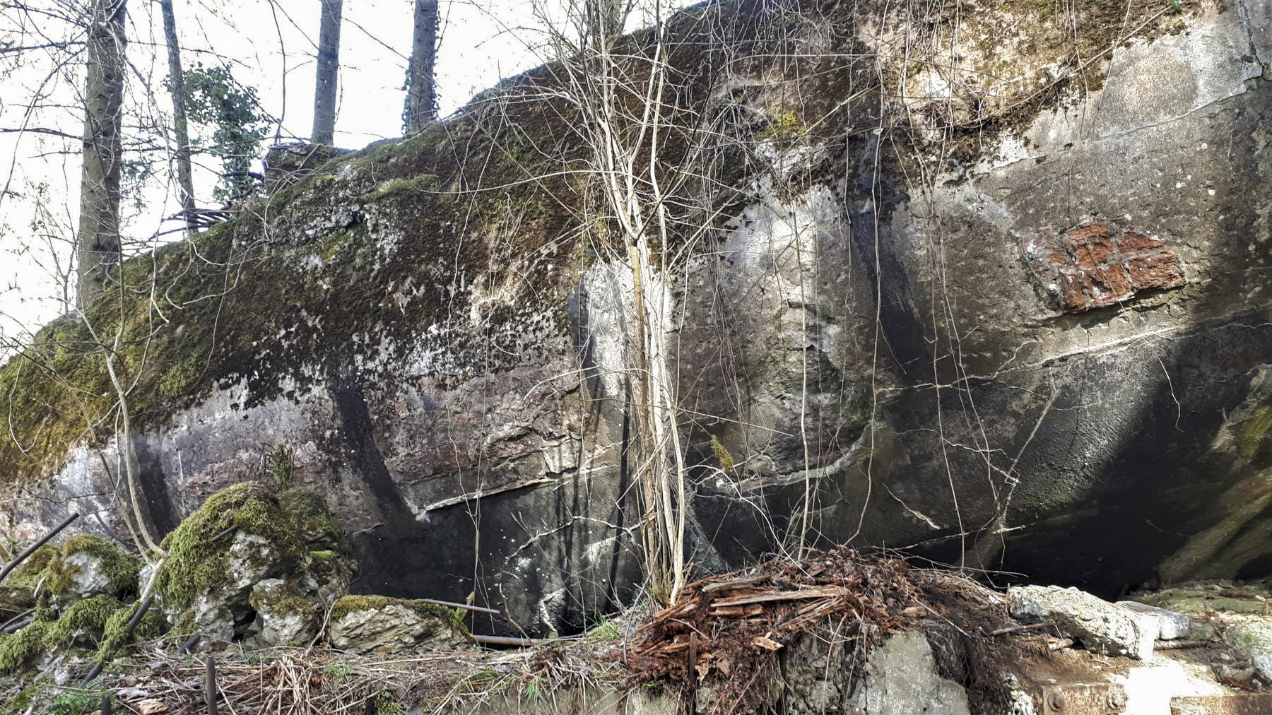 Ligne Maginot - SCHMELZBACH OUEST - (Casemate d'infanterie) - Des rehausses de retenue pour la terre de camouflage sont encore visibles sur l'arrondie de la dalle de toiture (traces de briques)