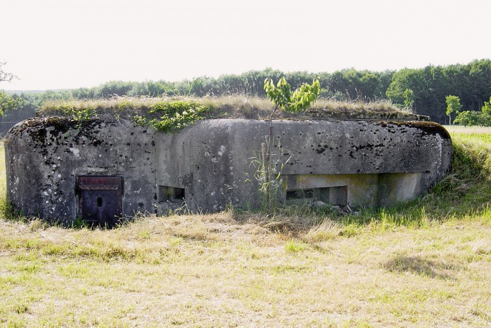 Ligne Maginot - SPIESS 1 - (Blockhaus pour arme infanterie) - L'entrée et le créneau mitrailleuse Nord-Est