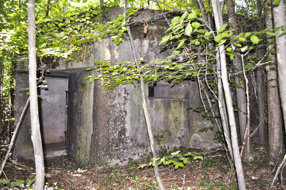 Ligne Maginot - L'entrée et un des créneaux de mitrailleuse - L'entrée et un des créneaux de mitrailleuse