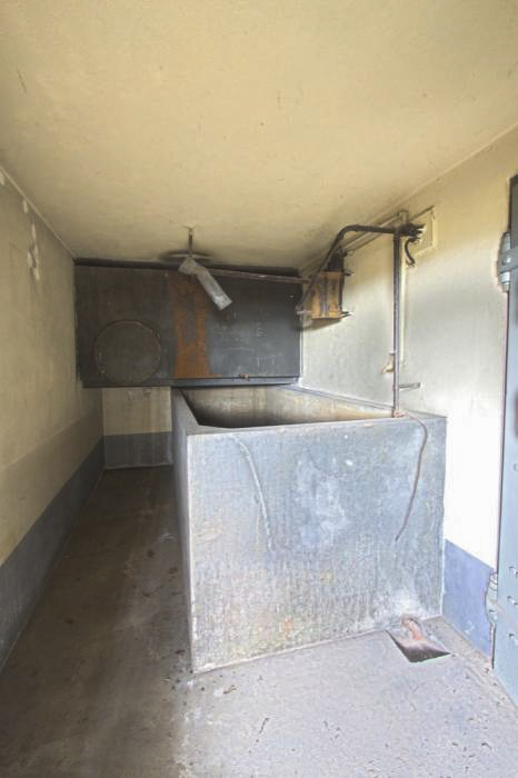 Ligne Maginot - NANCY- LAXOU - STATION PROTéGéE LSGD - (Central téléphonique isolé) - Dans le coffre droit, le réservoir d'eau de refroidissement du groupe électrogène